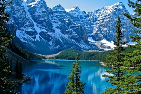 雪山森林和湖水梦幻野生大自然风景图片